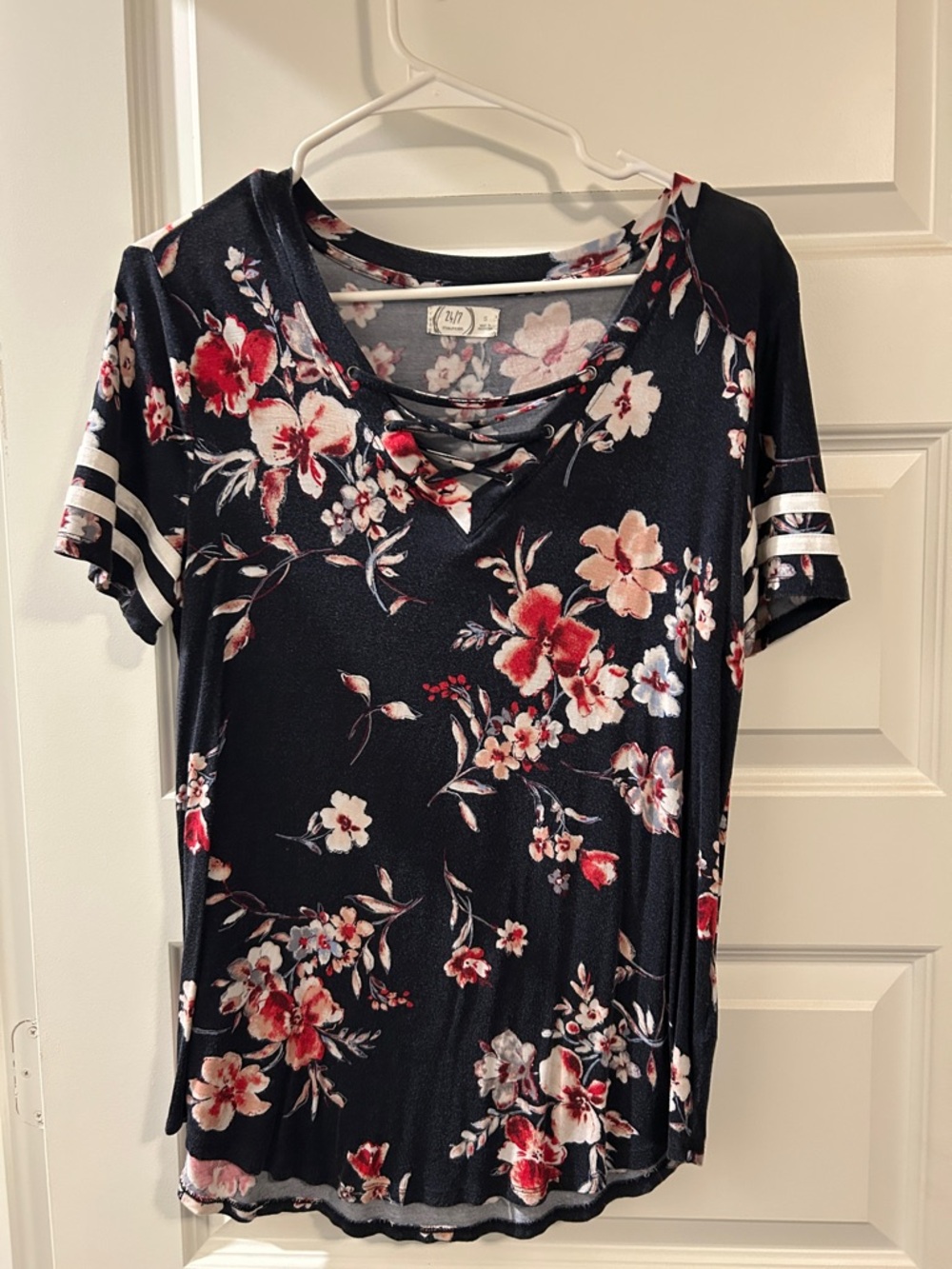 Women’s Floral Lattice-Neck Short Sleeve Tee in Navy